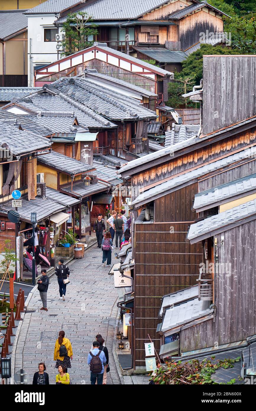 KYOTO, GIAPPONE - 18 OTTOBRE 2019: La vista dall'alto la strada affollata di gente piena di caffè e negozi di souvenir vicino al tempio Kiyomizu-dera. Kyoto. Foto Stock