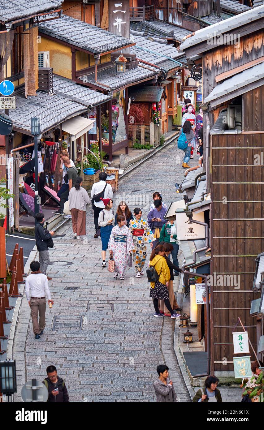 KYOTO, GIAPPONE - 18 OTTOBRE 2019: La vista dall'alto la strada affollata di gente piena di caffè e negozi di souvenir vicino al tempio Kiyomizu-dera. Kyoto. Foto Stock