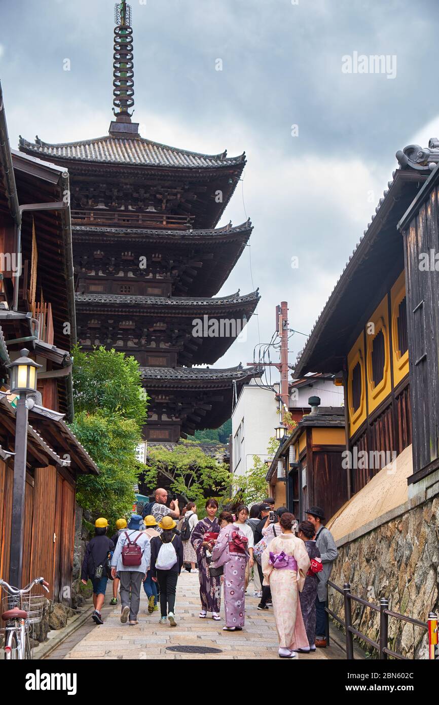 KYOTO, GIAPPONE - 18 OTTOBRE 2019: Persone vestite in kimono sulla vecchia via Higashiyama tra edifici in stile tradizionale giapponese con l'Hokan-ji Foto Stock