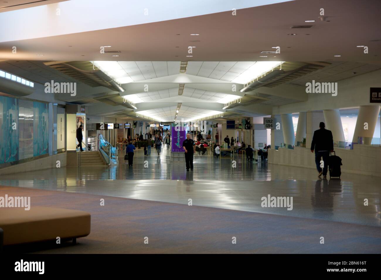 SAN FRANCISCO, CALIFORNIA, STATI UNITI - Novembre 27th, 2018: all'interno di edificio del terminal dell'Aeroporto Internazionale di San Francisco SFO . Ofs è il principale Foto Stock
