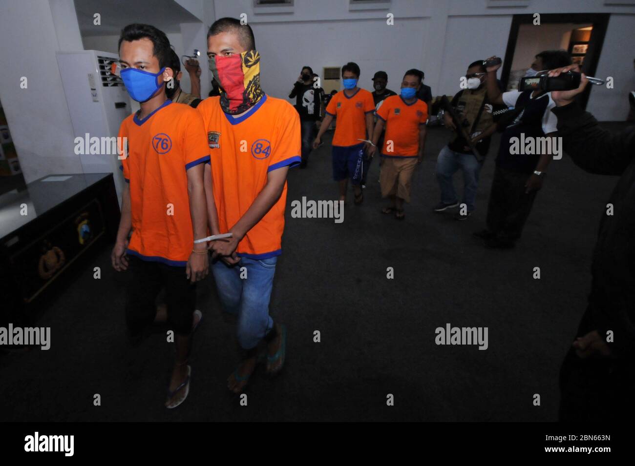 Surabaya, Indonesia. 12 maggio 2020. La polizia indonesiana mostra prove 100 chilogrammi di cristallo metanfetamine droga, al Metropolitan Surabaya ufficio regionale, Jakarta, 12 maggio 2020. La polizia nazionale indonesiana ha ucciso un trafficante di droga indonesiano e arrestato quattro indonesiani a Surabaya. Il governo indonesiano si è bellato contro il traffico di droga dal più piccolo al più grande fornitore. (Foto di Julian Romadhon/INA Photo Agency/Sipa USA) Credit: Sipa USA/Alamy Live News Foto Stock