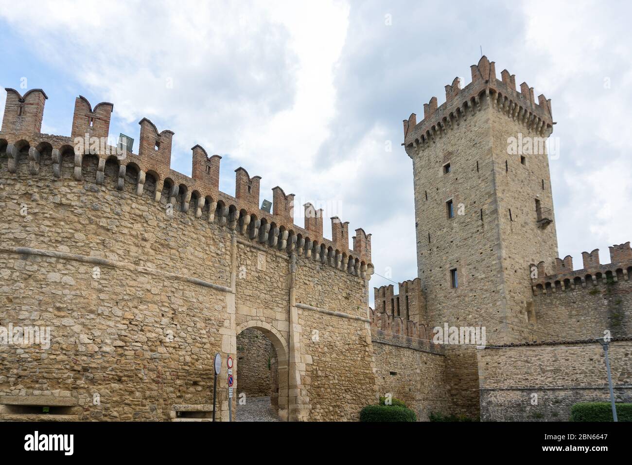 Vigoleno,Italia- 22 luglio 2018:Vista delle mura della città e l'ingresso di Vigoleno, uno dei più bei villaggi d'Italia durante una giornata nuvolosa. Foto Stock