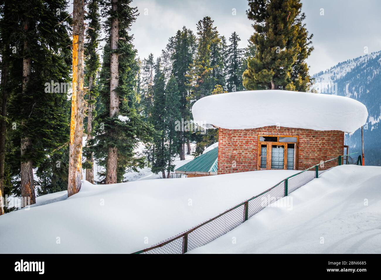 Una cabina Lodge in una foresta densa durante la stagione della neve. Una casa in un paesaggio invernale in Kashmir Foto Stock
