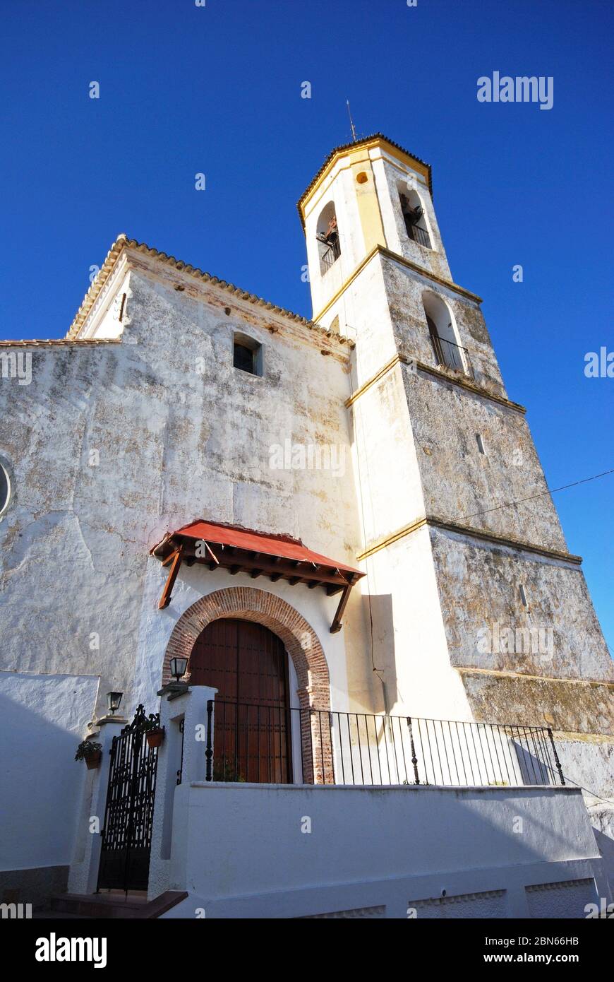 Chiesa dell'Incarnazione (costruita nel 1505) e il campanile, Yunquera, Provincia di Malaga, Andalusia, Spagna, Europa occidentale. Foto Stock