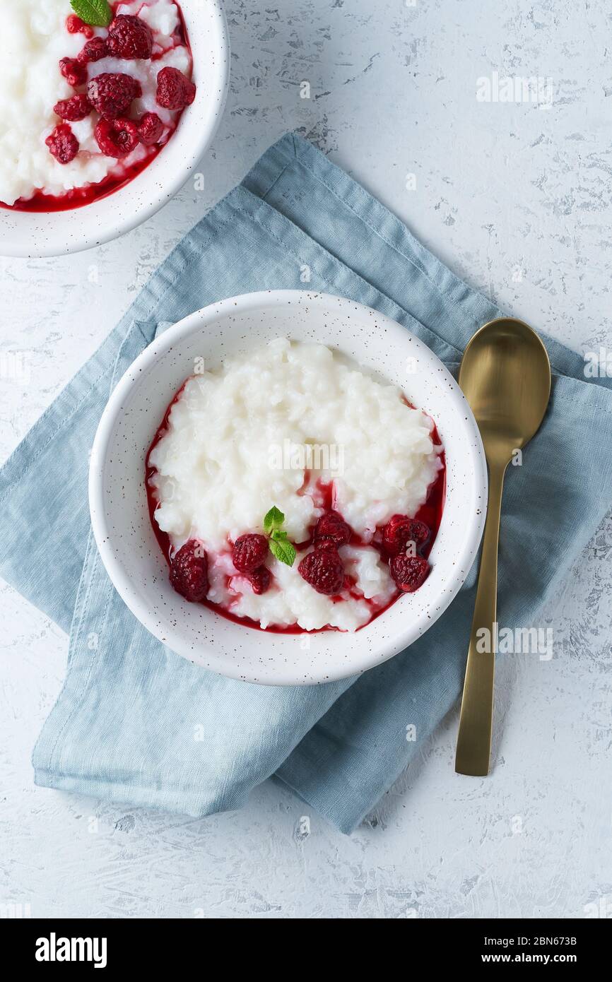 Pudding di riso. Colazione vegan alla dieta di cocco con latte di cocco, lampone, minimalismo scandinavo Foto Stock
