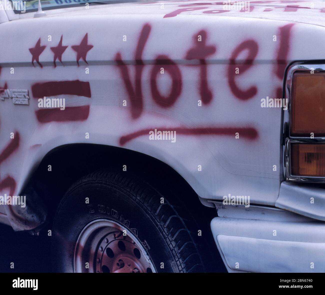 VOTO DI ELEZIONE A WASHINGTON DC. LA GENTE SOPRA LA POLITICA AUTO GRAFFITI CON BANDIERA DC. Foto Stock