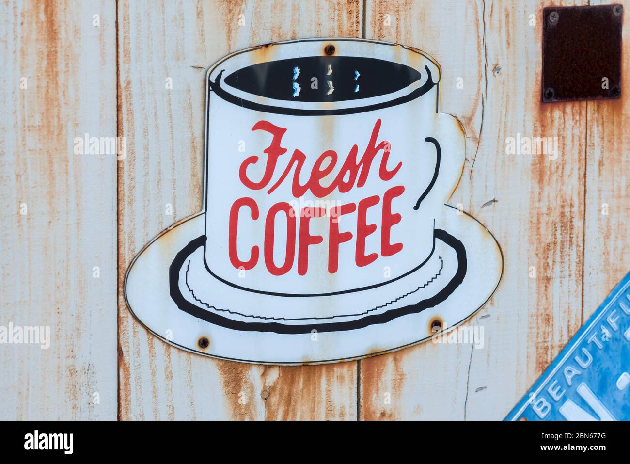 Cartello caffè fresco in una tazza bianca sulla parete. Foto Stock