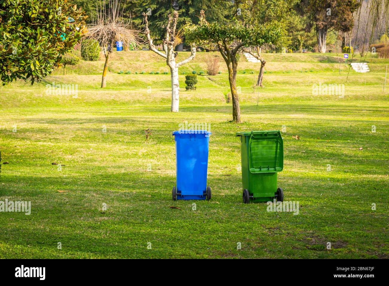 Bidoni per la raccolta e la segregazione dei rifiuti in un parco pubblico in India Foto Stock