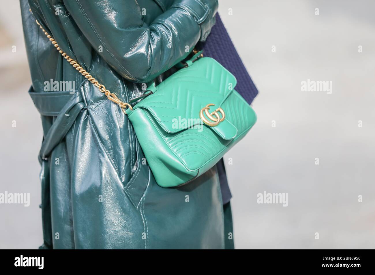 19 febbraio 2020: Il modello indossa un soprabito in pelle verde e una borsa Gucci verde durante la sfilata Armani alla settimana della moda femminile`s Foto Stock