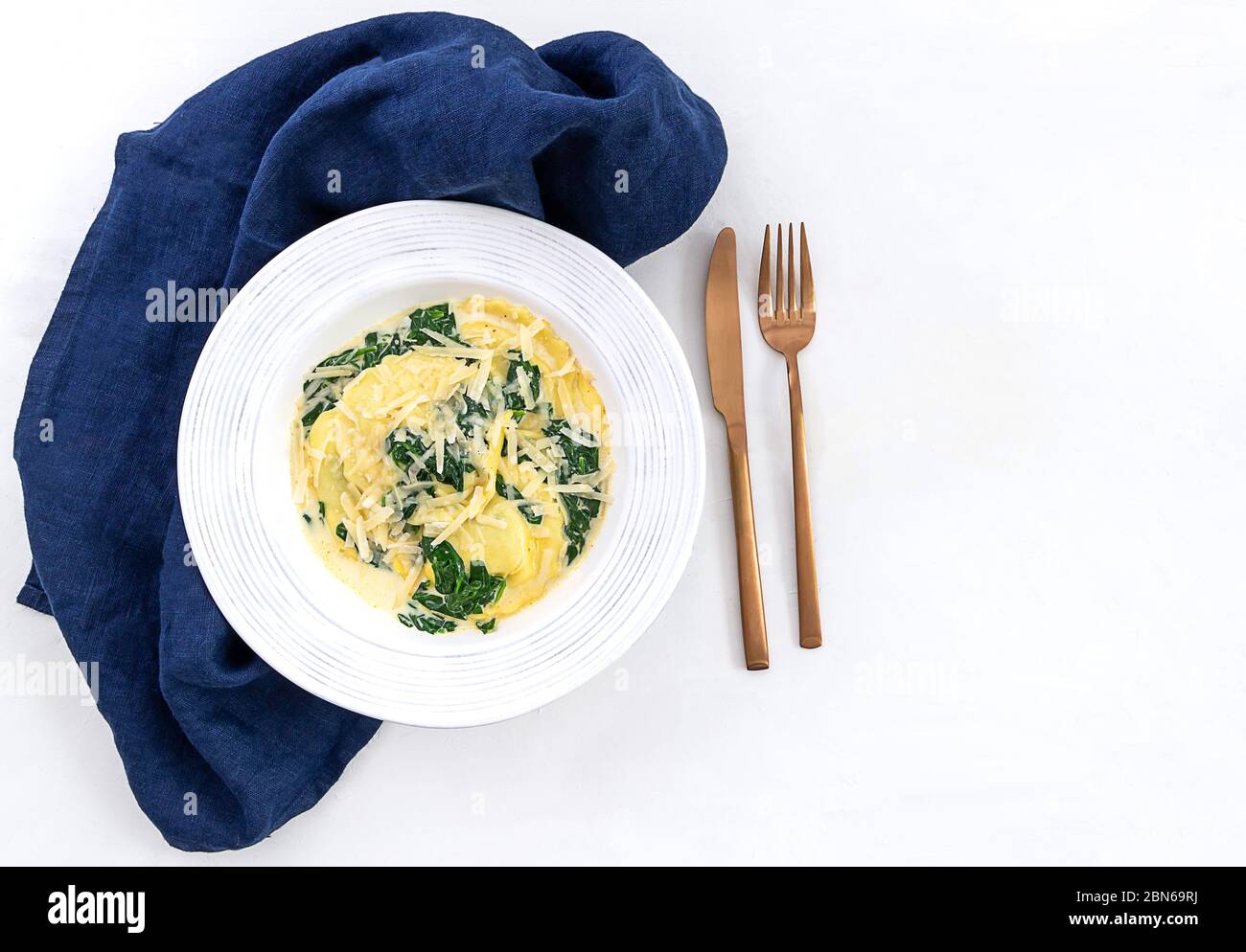 Tradizionale pasta ripiena italiana Tortelli con posate in rame Foto Stock