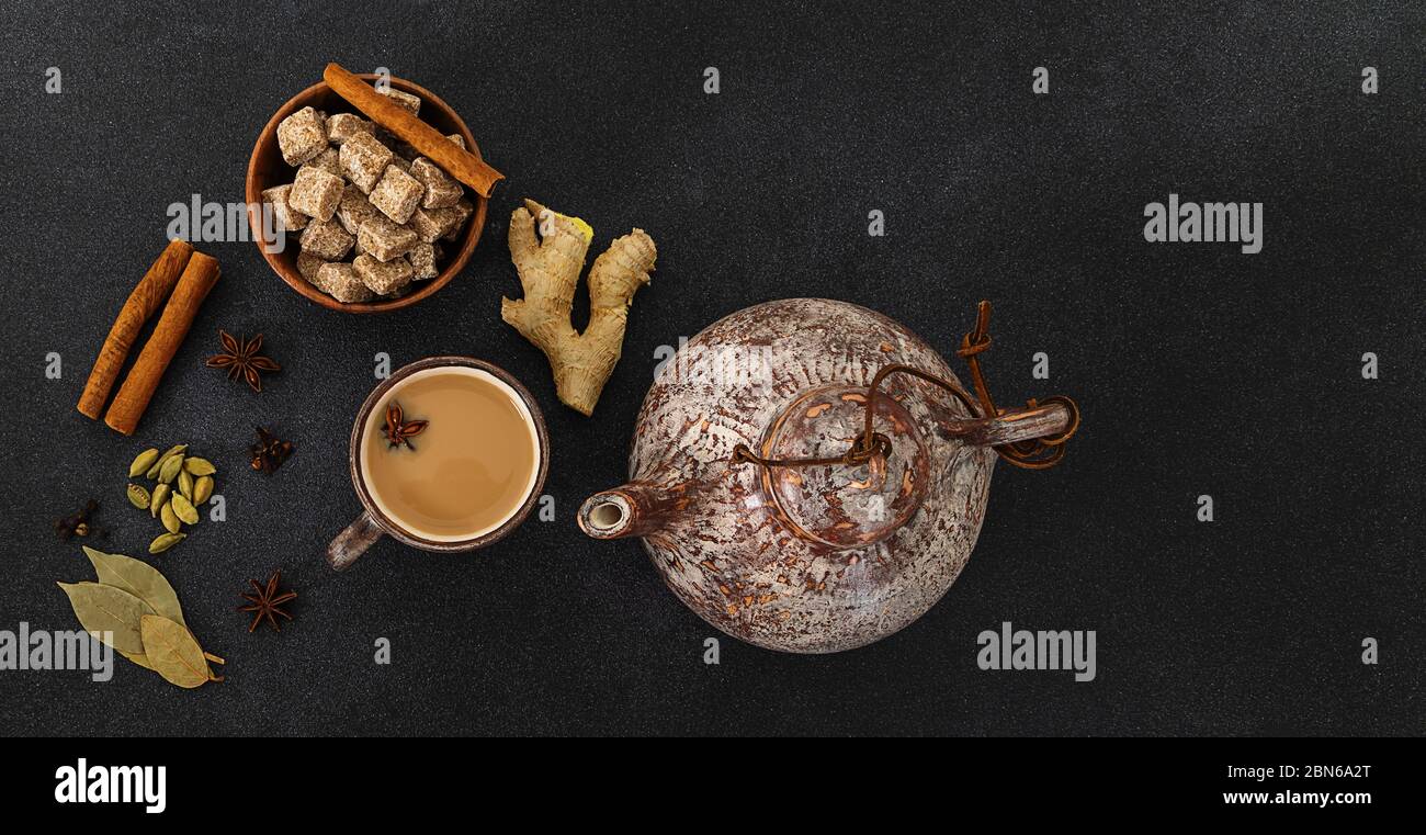 Tradizionale tè caldo indiano Masala chai Foto Stock
