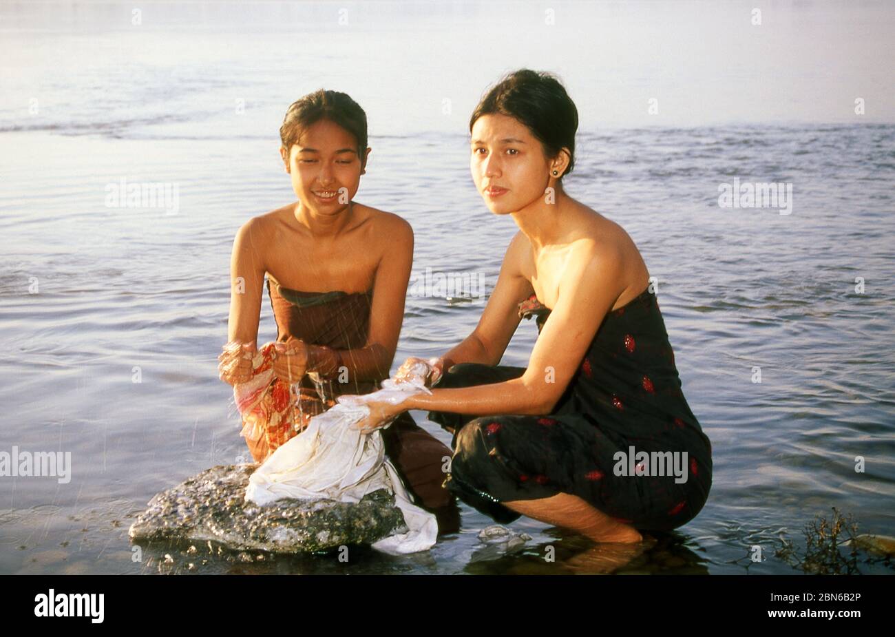 Birmania / Myanmar: Donne birmane lavano vestiti nel fiume Ayeyarwady (Irrawaddy), Myitkyina, Kachin Stato (1998). Il fiume Irrawaddy o Ayeyarwady Foto Stock