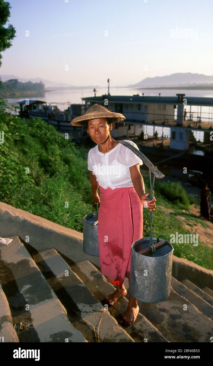 Birmania / Myanmar: Una donna sale i gradini vicino al traghetto che attraversa vicino al mercato principale di Myitkyina, Kachin state (1998). Myitkyina è la capitale cit Foto Stock
