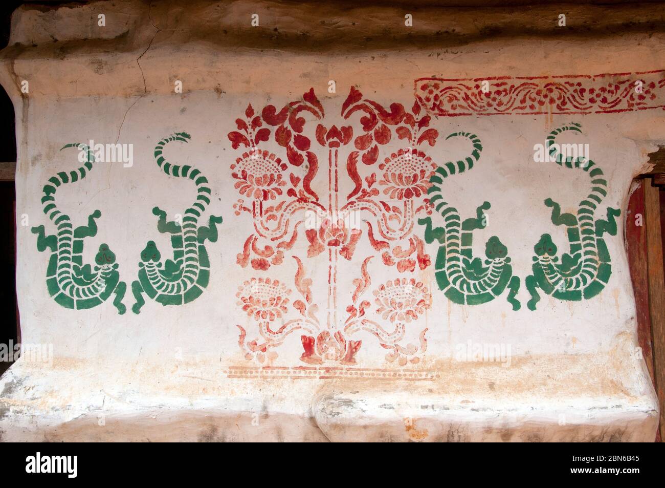 Birmania / Myanmar: Ornamento stencil su un muro nel 18 ° secolo tempio buddista di Wat Ban Ngaek tempio, Kyaing Tong (Kengtung), Shan Stato. Wat Foto Stock