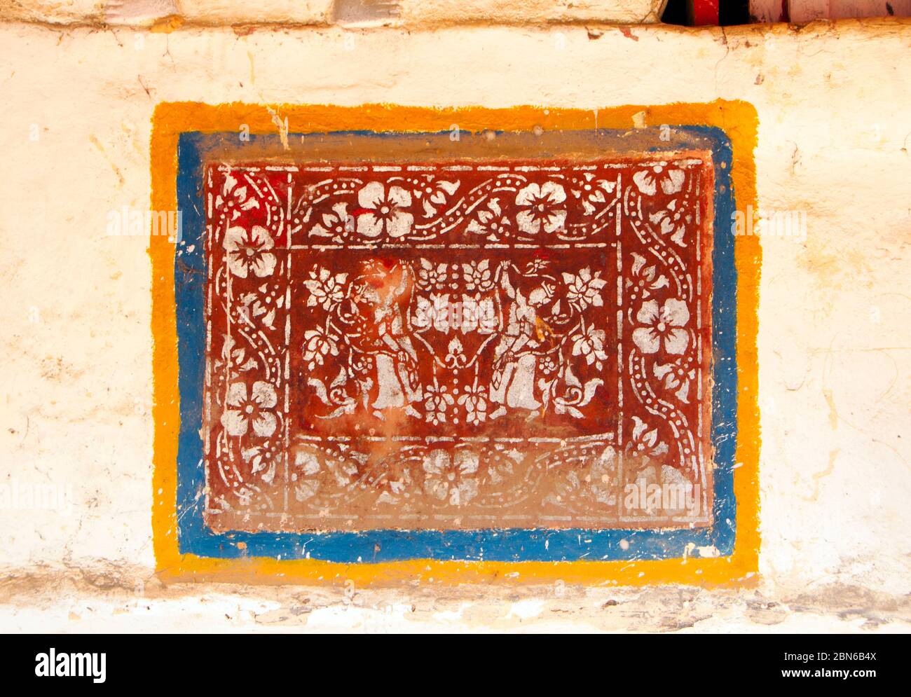Birmania / Myanmar: Ornamento stencil su un muro nel 18 ° secolo tempio buddista di Wat Ban Ngaek tempio, Kyaing Tong (Kengtung), Shan Stato. Wat Foto Stock