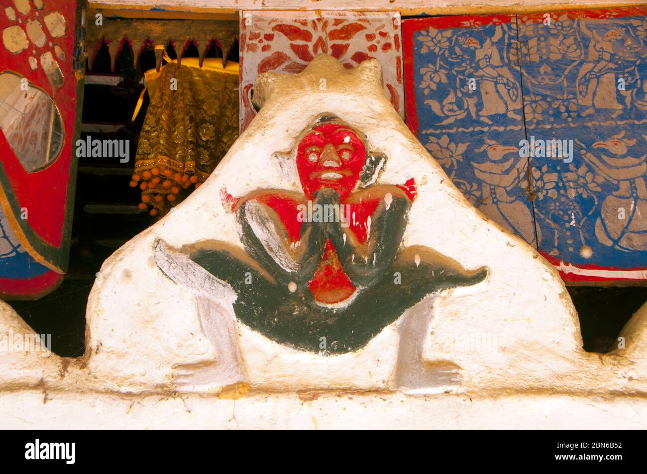 Birmania / Myanmar: Piccola figura seduta su un muro nel tempio buddista del 18 ° secolo di Wat Ban Ngaek tempio, Kyaing Tong (Kengtung), Shan Stato. Wat Foto Stock
