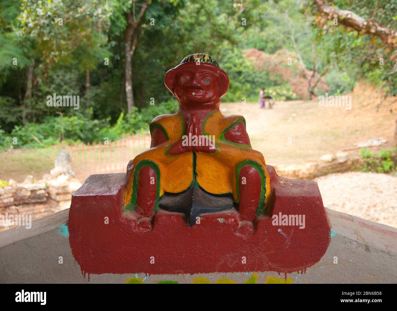 Birmania / Myanmar: Piccola figura seduta su un muro nel tempio buddista del 18 ° secolo di Wat Ban Ngaek tempio, Kyaing Tong (Kengtung), Shan Stato. Wat Foto Stock