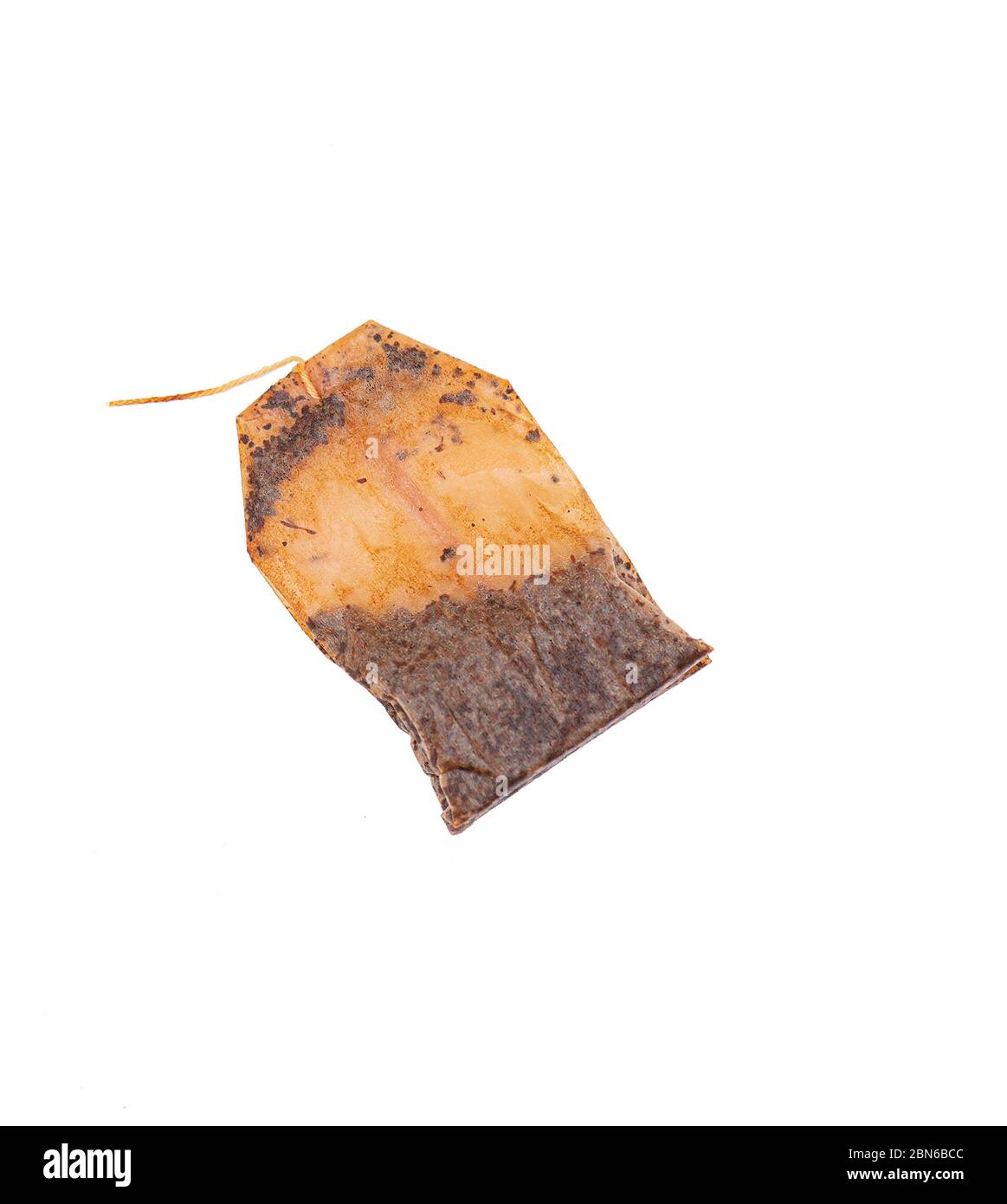 Sacchetto da tè usato, teabag sporco con corda, isolato su sfondo bianco, vista punta Foto Stock