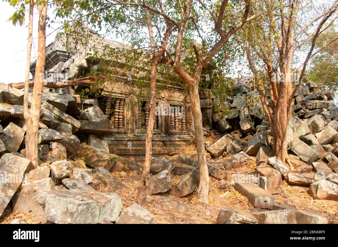 Cambogia: Parte della gopura orientale al tempio Khmer, in cima alla collina, agli inizi del 11 ° secolo, Chau Srei Vibol (noto anche come Wat Trak), vicino Angkor. Il dispositivo di arresto Foto Stock