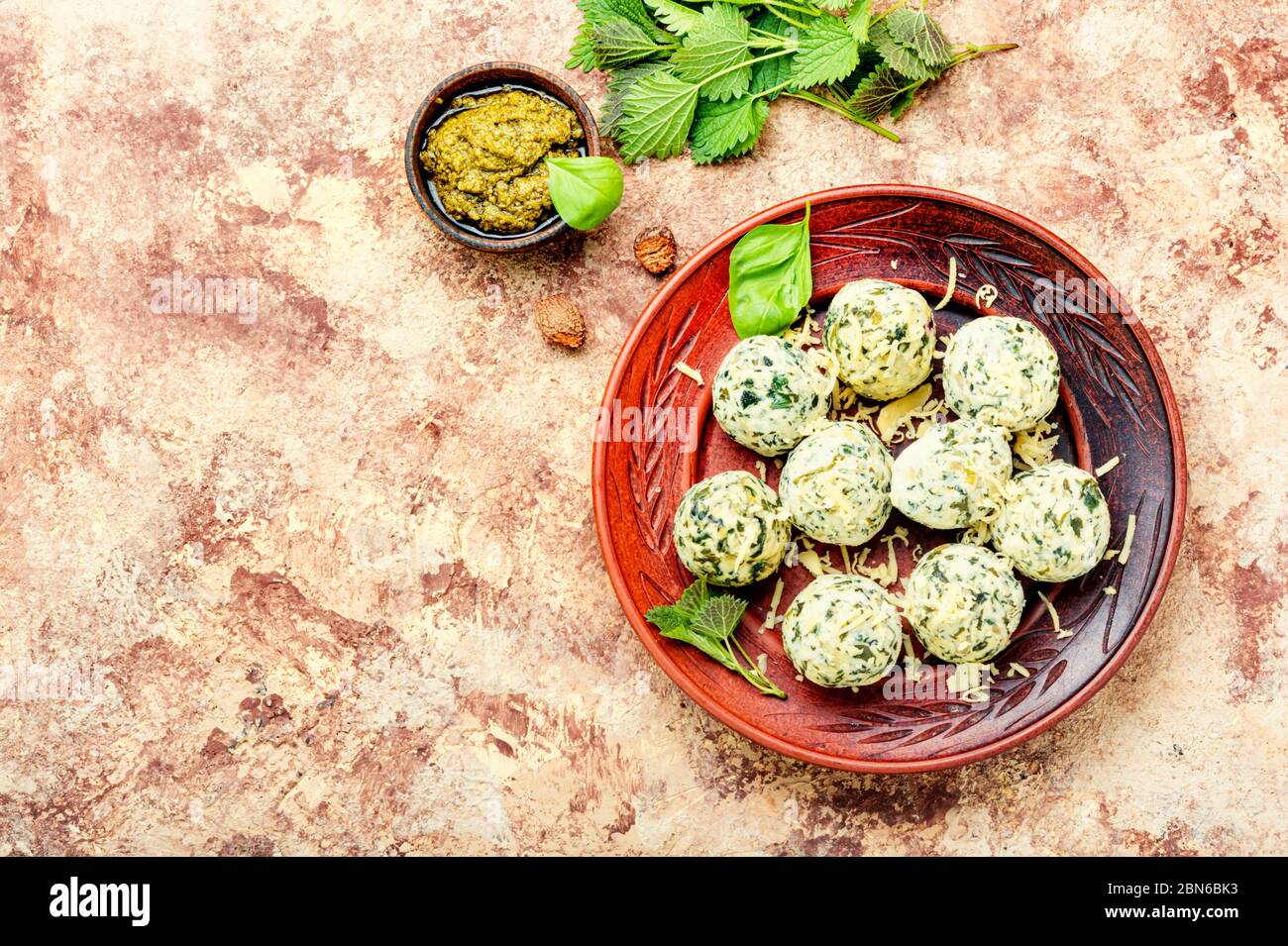 Gnocchi di cagliata o Malfatti con le ortiche, cibo tradizionale italiano.spazio per il testo Foto Stock