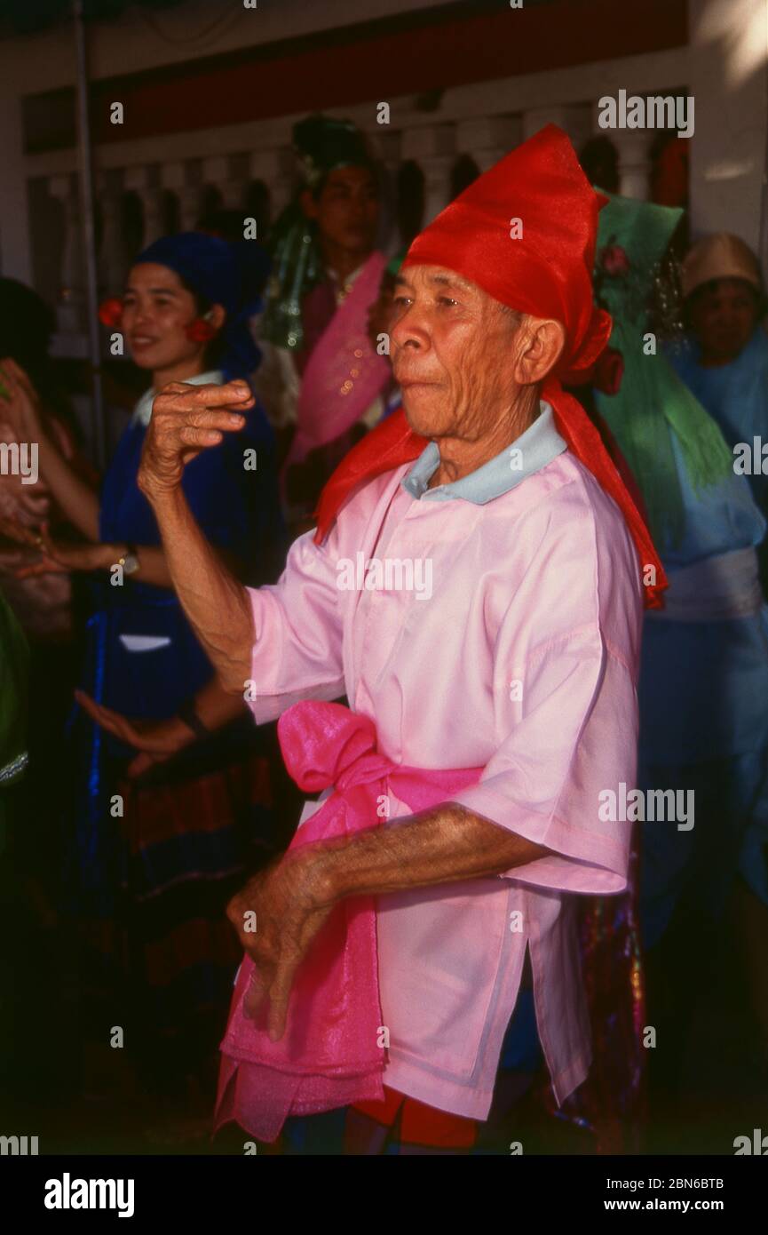 Thailandia: Mezzo di spirito vestito luminoso (ngan phi) ad una celebrazione di Capodanno tailandese, angolo Sri Phum, Chiang mai. Molti rituali di propiziazione a Norther Foto Stock