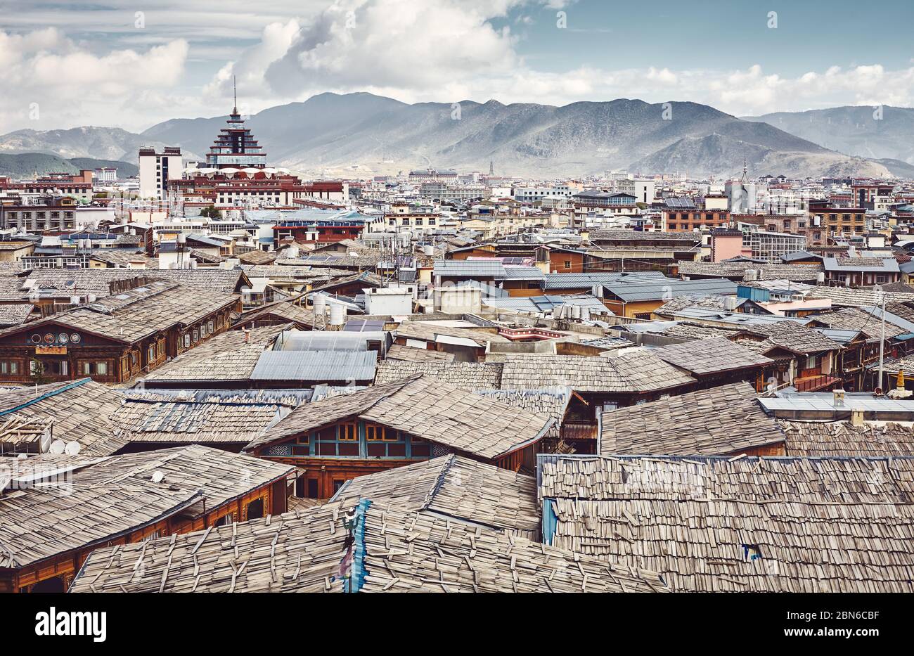 Tetti di Dukezong, skyline della città vecchia di Shangri la, colori toning applicato, Prefettura autonoma tibetana di Diqing, Cina. Foto Stock