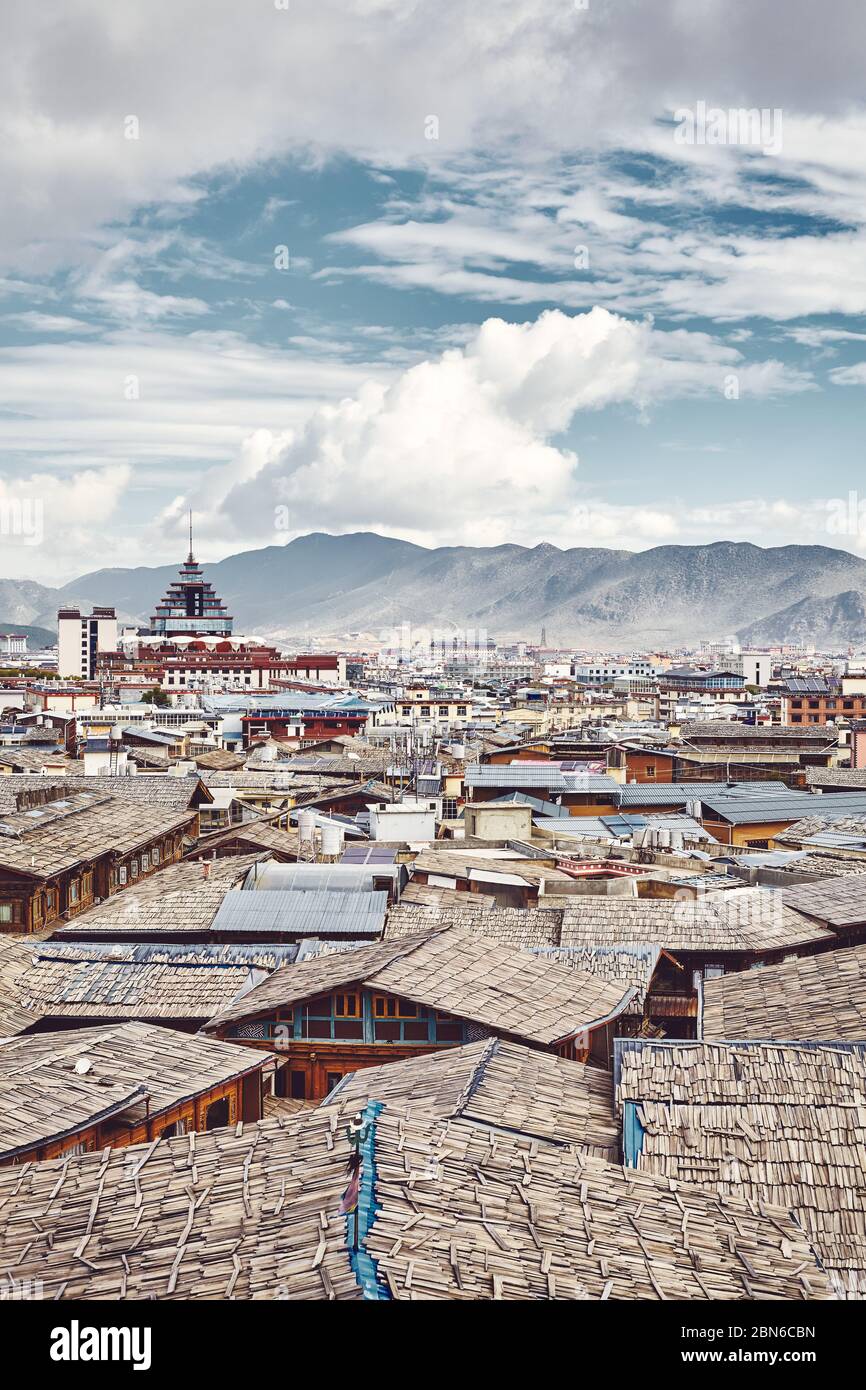 Tetti di Dukezong, skyline della città vecchia di Shangri la, colori toning applicato, Prefettura autonoma tibetana di Diqing, Cina. Foto Stock
