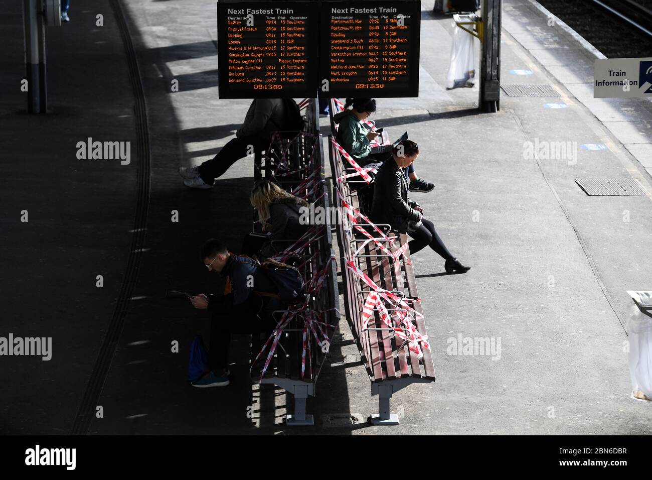 I passeggeri attendono di salire a bordo di un treno alla stazione Clapham Junction di Londra, dopo l'annuncio dei piani per portare il paese fuori dalla serratura. Foto Stock