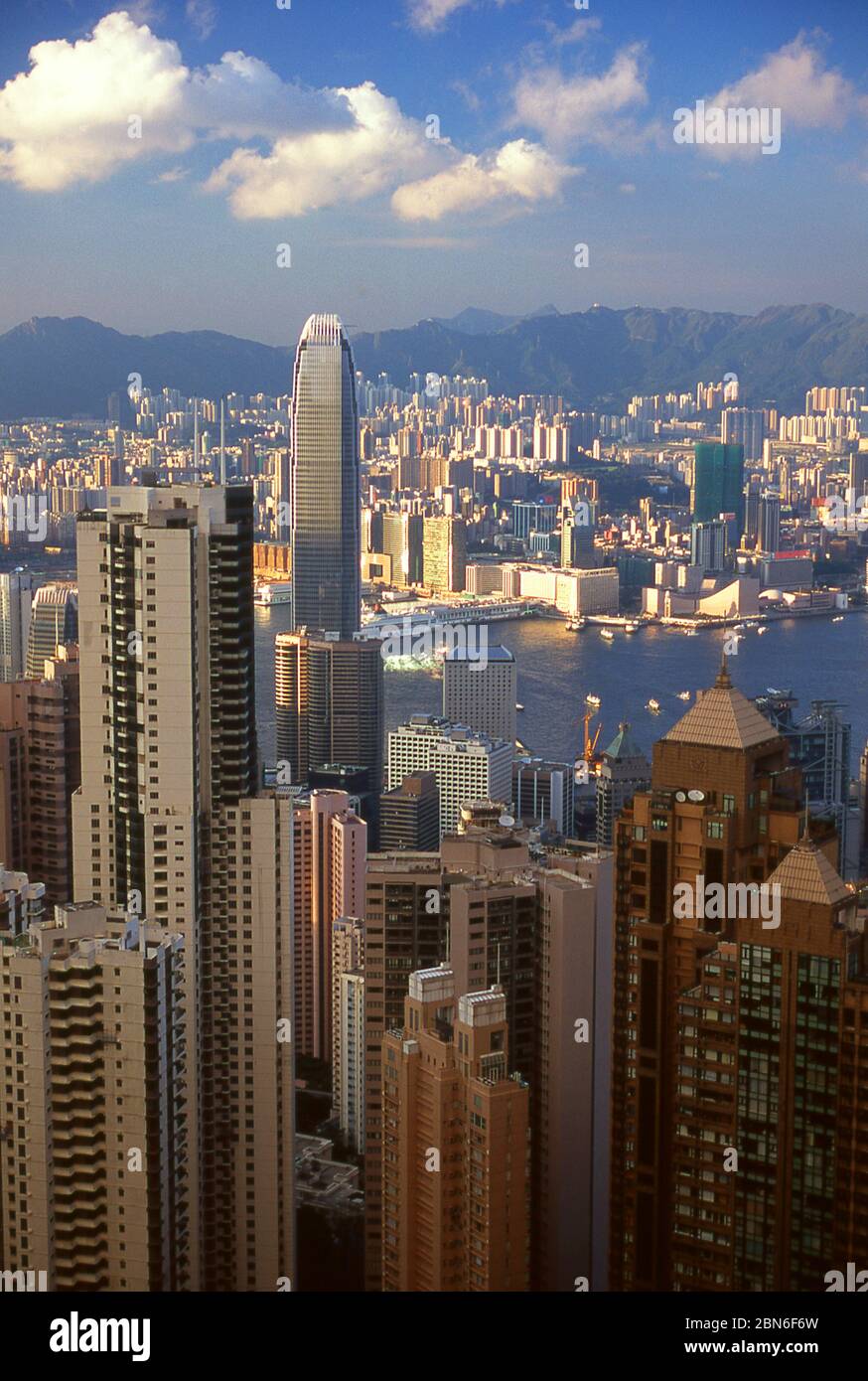 Cina: Isola di Hong Kong e porto visto da Victoria Peak, con Kowloon sullo sfondo, Isola di Hong Kong. Originariamente un'area scarsamente popolata o Foto Stock