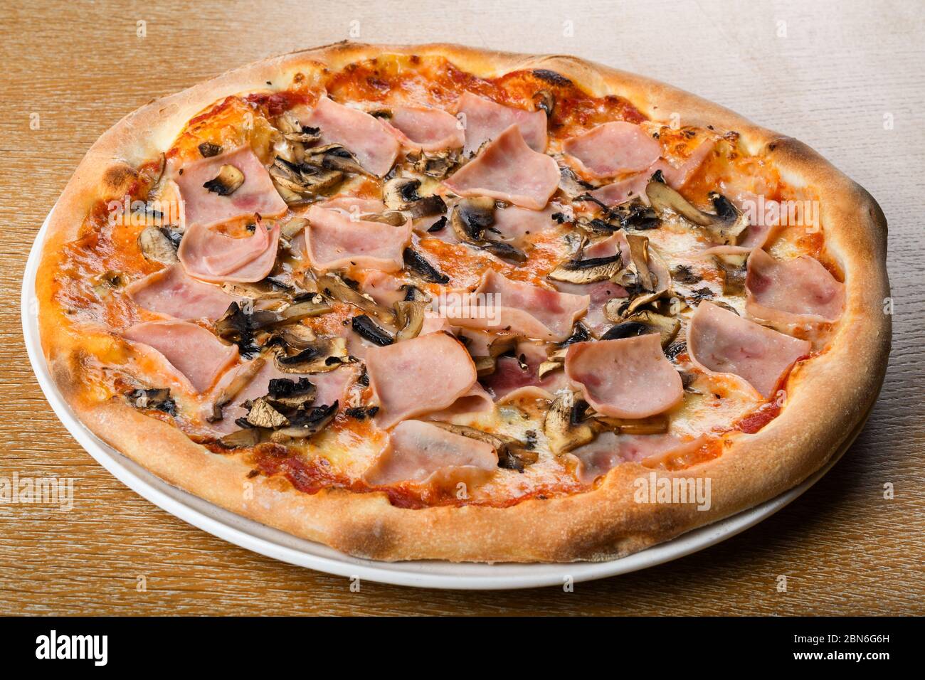 pizza con prosciutto e funghi
