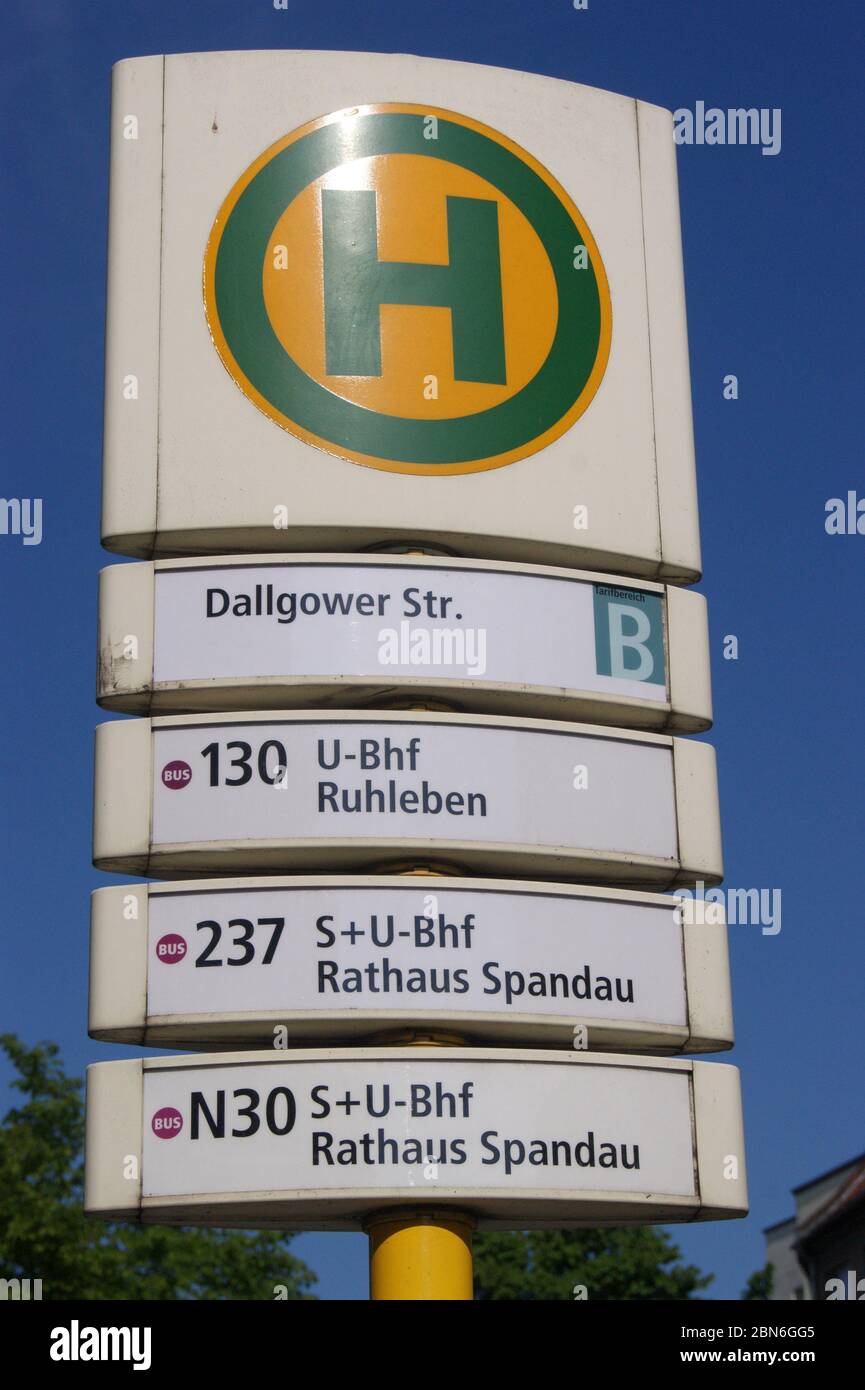 Die in Berlin-Spandau befindliche BVG-Bushalteselle Dallgower Straße. Foto Stock