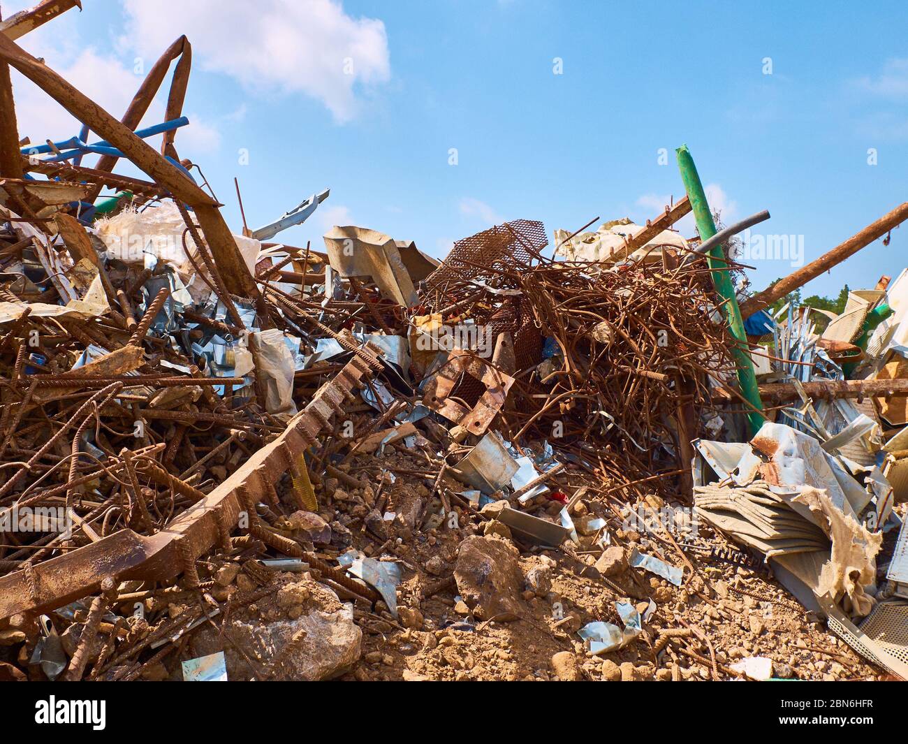 parti di rinforzo metalliche e altri detriti da costruzione in corrispondenza dello scarico dei rifiuti da costruzione. Foto Stock