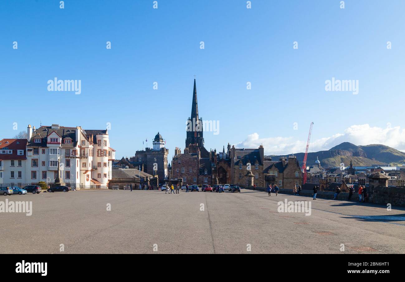 Vista della spianata del Castello di Edimburgo con Arthurs Seat in lontananza. Foto Stock