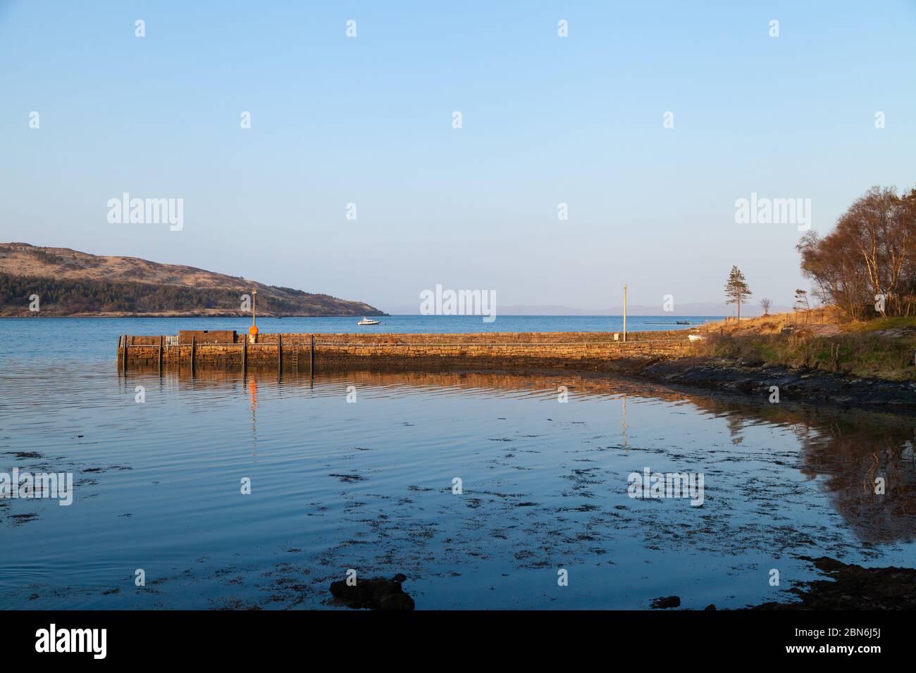 Guardando a uno dei piccoli porti di Kinloch sull'Isola di Rum Scozia Foto Stock