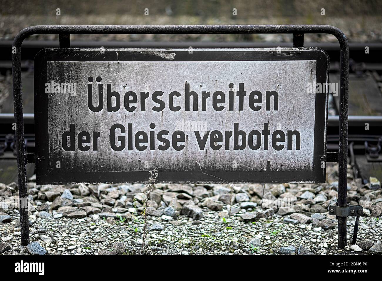 Vecchio cartello di metallo intemperie su una linea ferroviaria in Germania Foto Stock