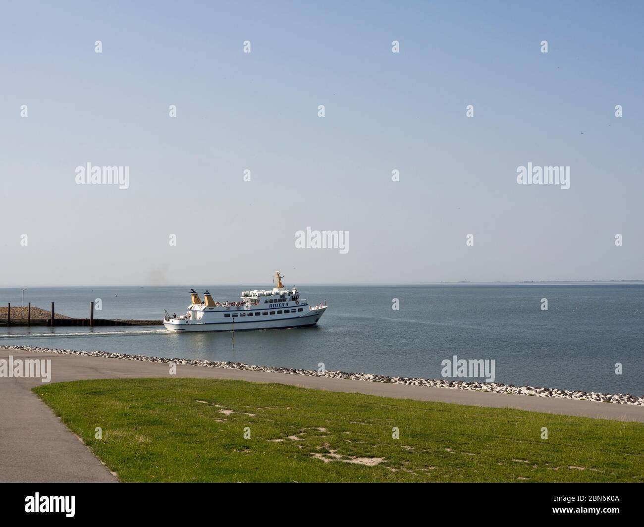 Traghetto passeggeri che parte dal porto di Strucklahnungshörn, Nordstrand, Schleswig-Holstein, Germania per una delle tante pittoresche isole di Wattenmeer Foto Stock