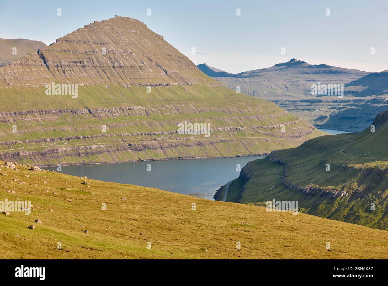 Paesaggio delle isole Faroesi con montagne verdi e fiordo. Viaggiare Faroe Foto Stock