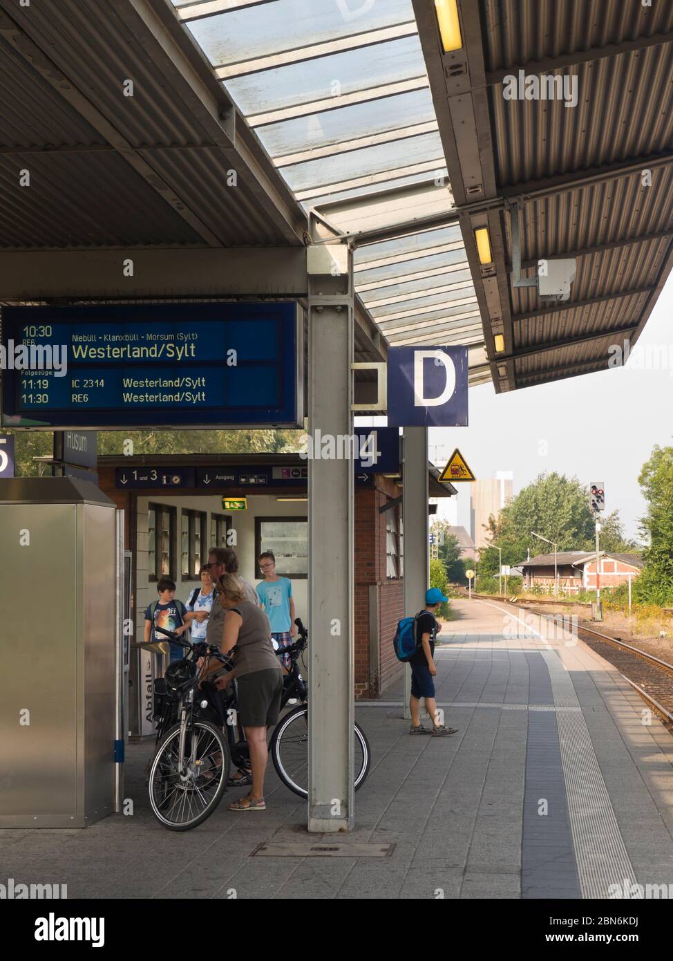 Piattaforma ferroviaria di Husum Germania, frequenti treni per Sylt e Amburgo Foto Stock
