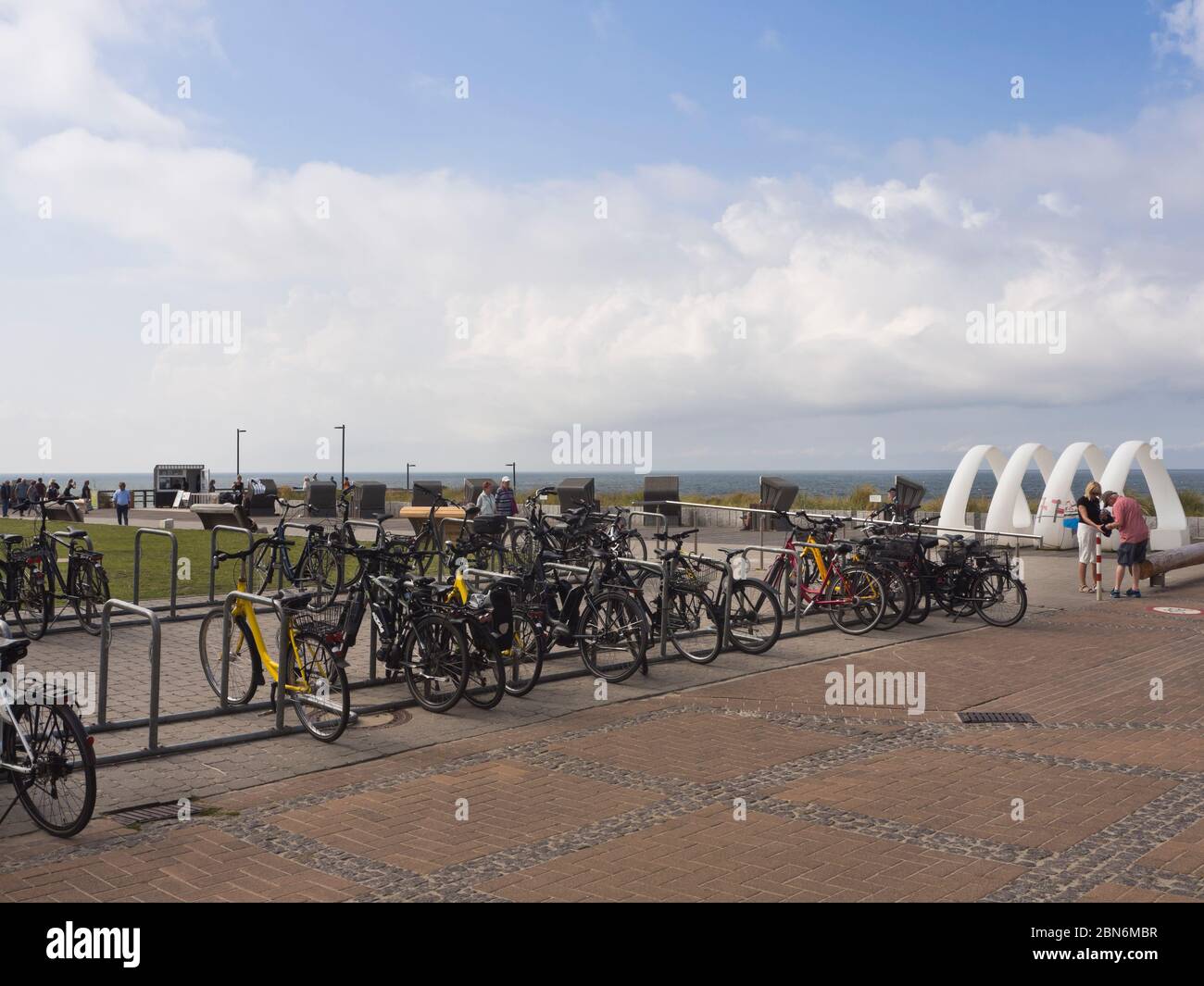 Portabiciclette sulla spiaggia di Wenningstedt Sylt, in Schleswig-Holstein Germania, per i turisti che si trovano a fare una pausa dall'esercizio sul lungomare Foto Stock