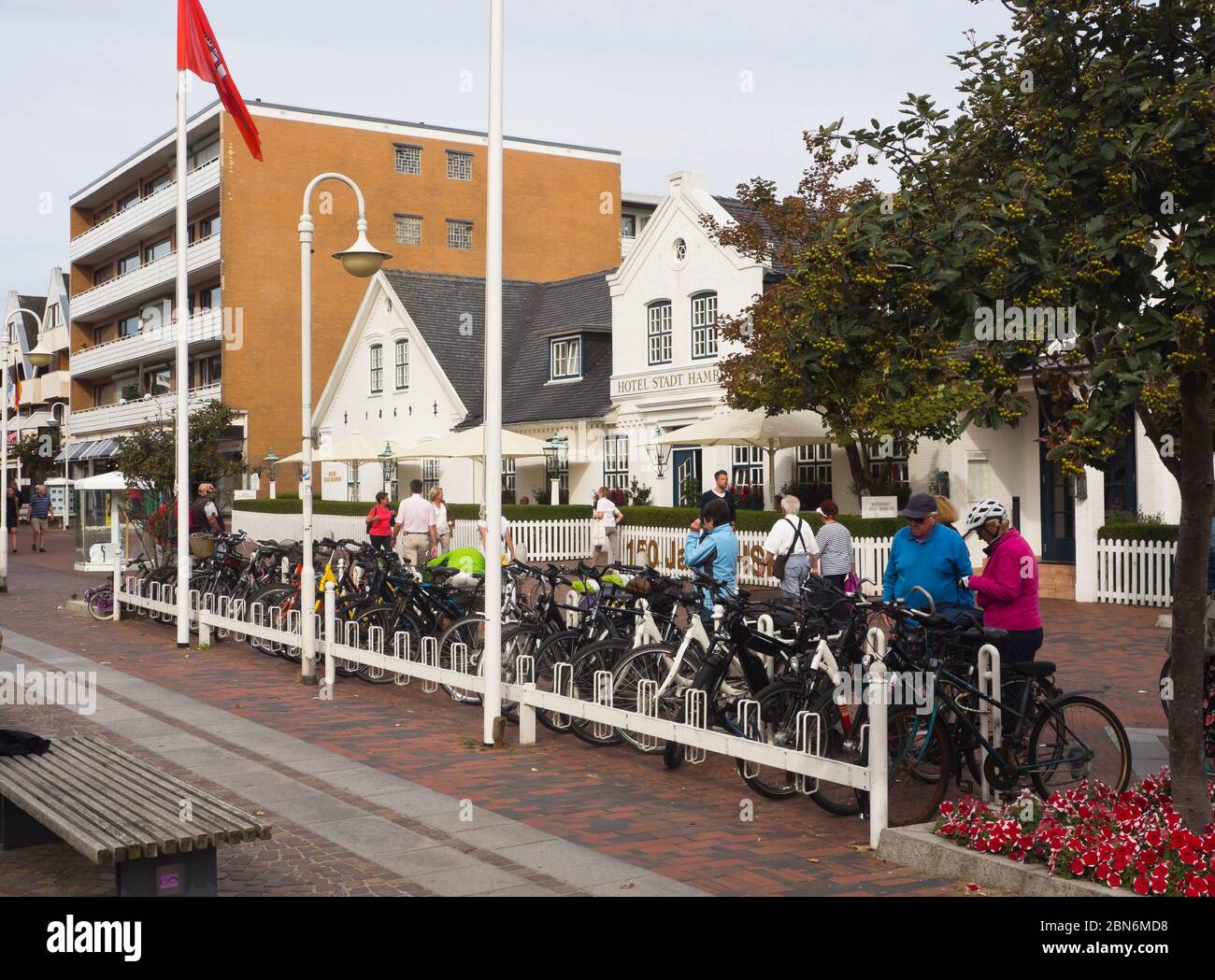 Parcheggio per biciclette nel centro di Westerland Sylt, in Schleswig-Holstein Germania, un mezzo di trasporto popolare per i turisti sull'isola piatta Foto Stock