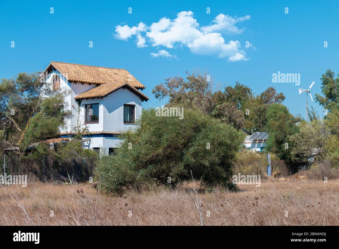 Casa di campagna dotata di energia solare ed eolica Foto Stock