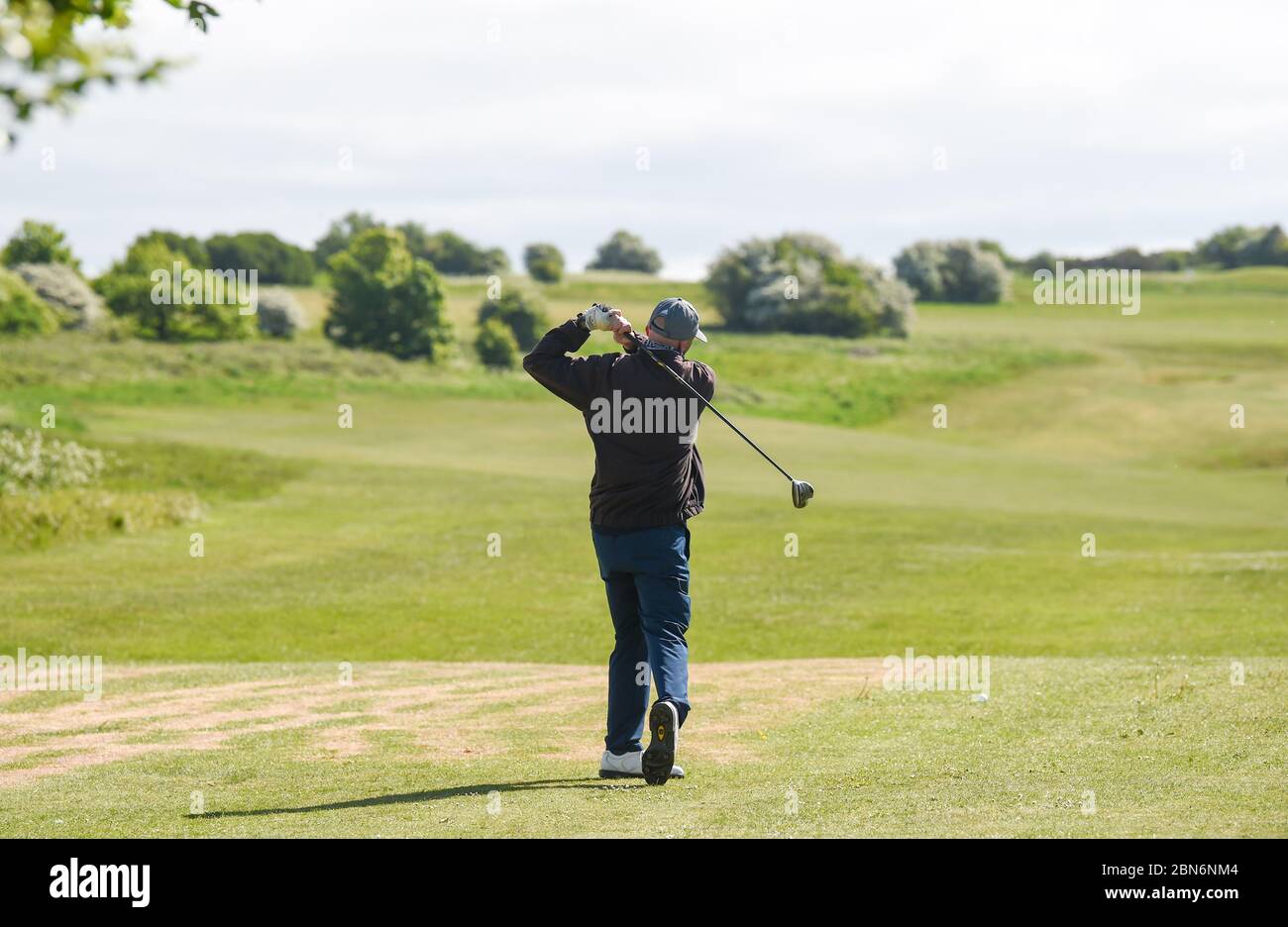 Brighton UK 13 maggio 2020 - i golfisti godono di una partita di prima mattina al campo da golf Hollingbury Park di Brighton dopo l'allentamento di alcune misure di blocco del coronavirus in Inghilterra . Alcune misure di blocco sono state facilitata in Inghilterra dal governo di Boris Johnson compreso giocare a tennis o a golf durante la pandemia COVID-19 del coronavirus. : Credit Simon Dack / Alamy Live News Foto Stock