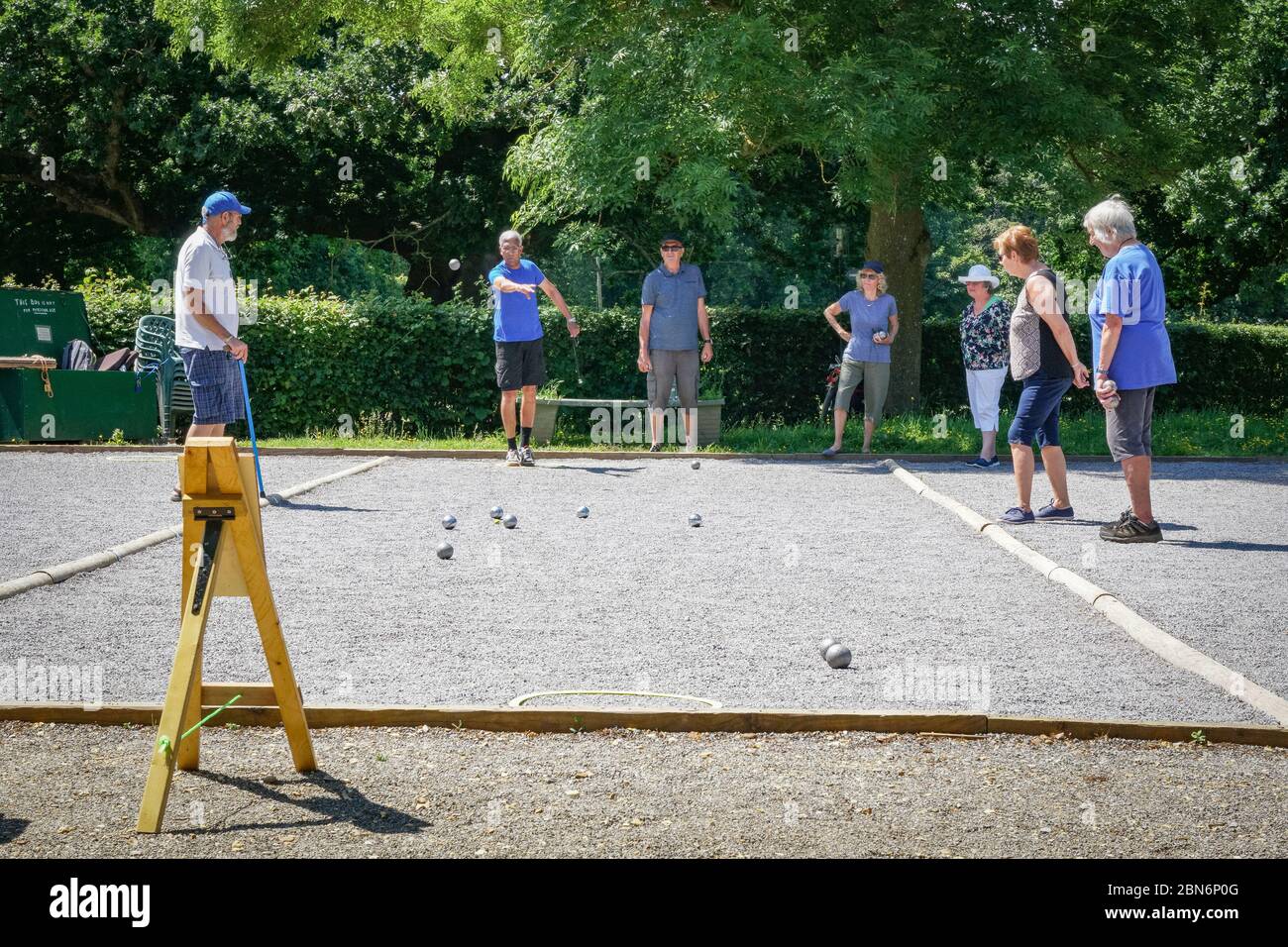 Persone in Upton Country Park Poole, Dorset, Inghilterra, giocando il gioco francese di Petanque (boule) Foto Stock