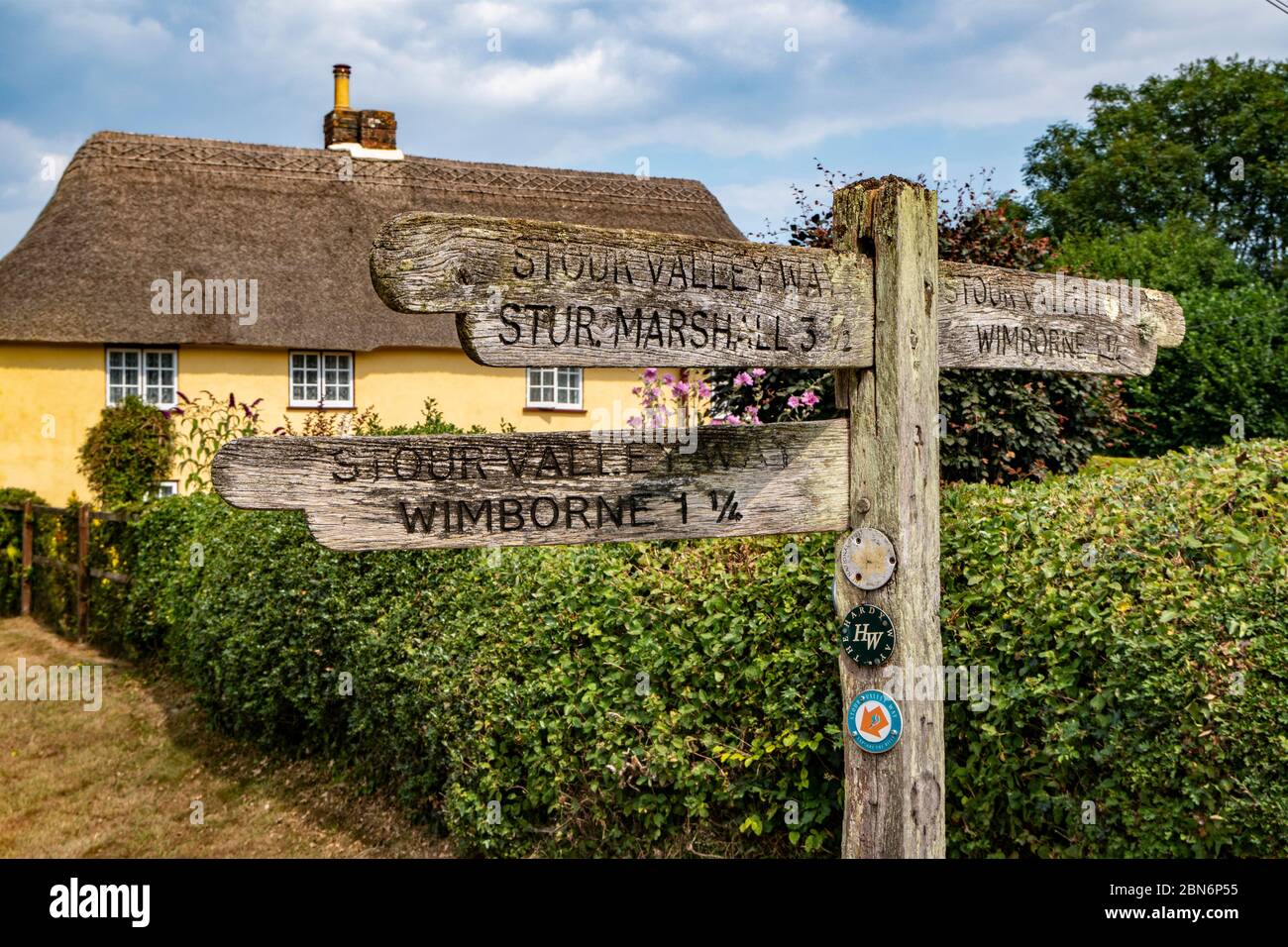 Vecchio cartello in legno che indica le indicazioni sulla Stour Valley Way e sulla Hardy Way in Pamphill, vicino a Wimborne, Dorset, Inghilterra, Regno Unito Foto Stock