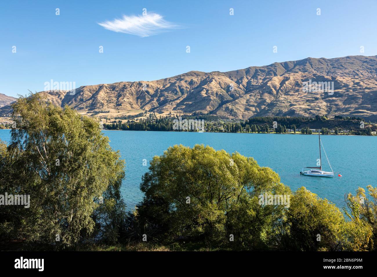 Yacht ormeggiato a Roys Bay, Lago Wanaka, Otago, Isola del Sud, Nuova Zelanda Foto Stock