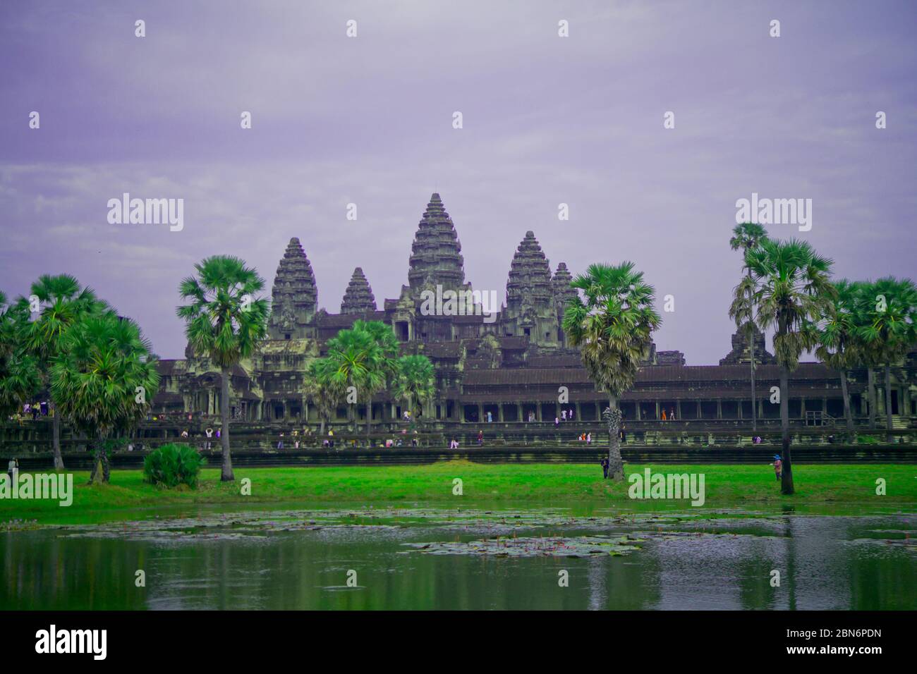Angkor Wat è un complesso di templi in Cambogia ed è il più grande monumento religioso del mondo Foto Stock
