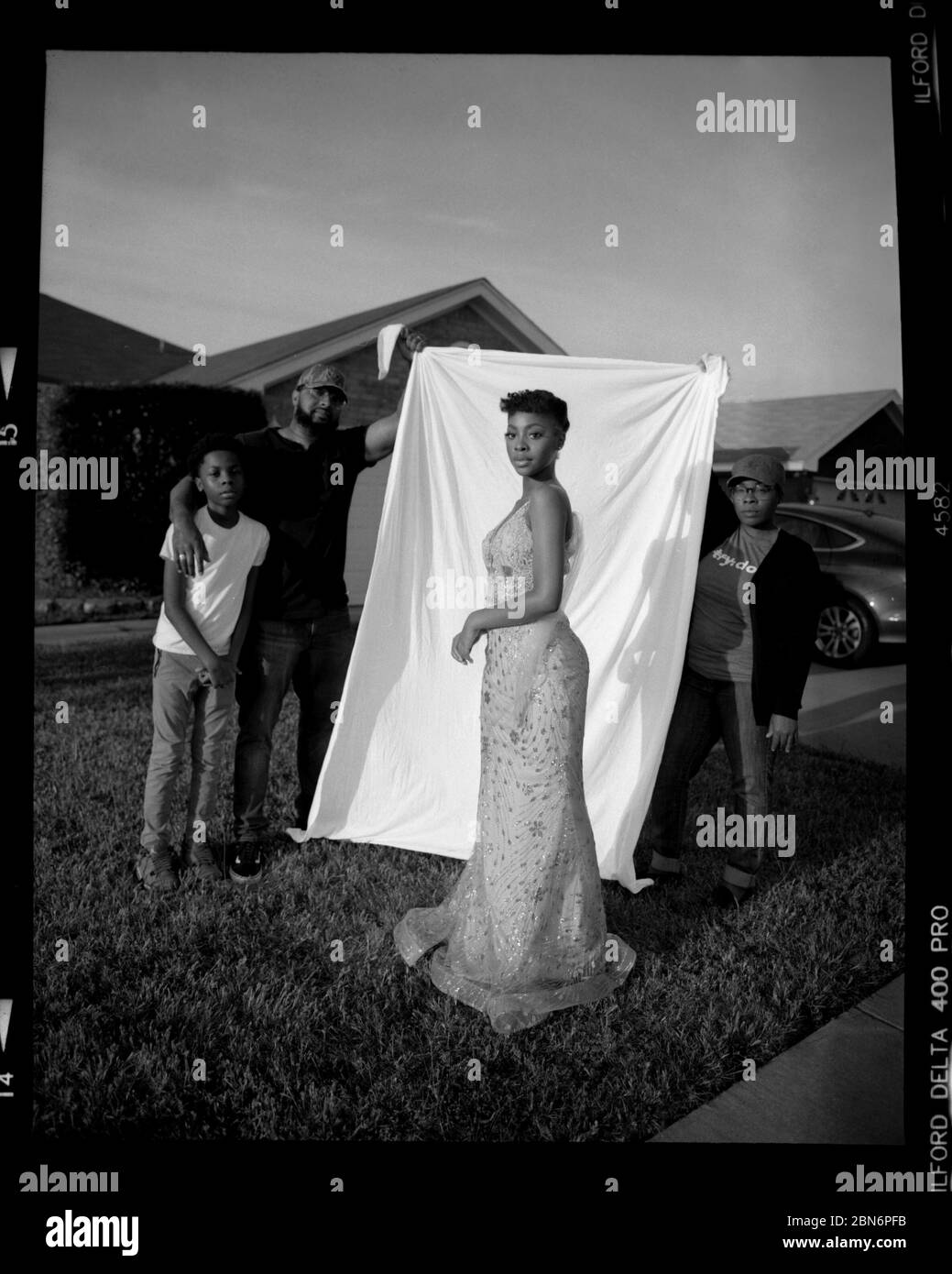 Killeen, Texas, Stati Uniti. 12 maggio 2020. 12 maggio 2020: Jordan Buie, 18, in primo piano, indossa l'abito con cui ha pianificato di andare in Prom prima che sia stato annullato a causa di problemi COVID-19 lunedì 11 maggio 2020 a Killeen, Tx. "Non riesco a insistere su qualcosa che non posso controllare", ha detto Orion. Nella foto sono anche il fratello Caleb Buie, 13, padre Burnice Buie, 39, e la madre Wilzata Buie, 38. (Credit Image: © Christian K. LeeZUMA Wire) Credit: ZUMA Press, Inc./Alamy Live News Foto Stock