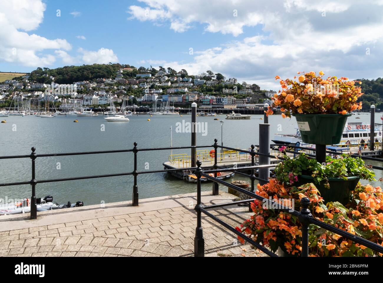 Vista da Dartmouth che guarda attraverso il fiume Dart verso Kingswear, South Hams, Devon, Inghilterra, Regno Unito Foto Stock