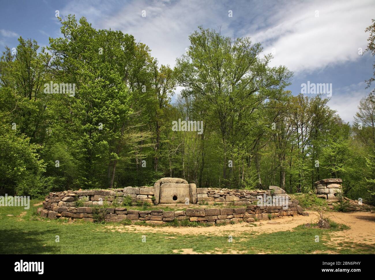 Dolmen Ecumenical e dolmen Harmony - tombe megalitiche vicino al villaggio di Vozrozhdenie e Gelendzhik città. Krasnodar Krai. Russia Foto Stock