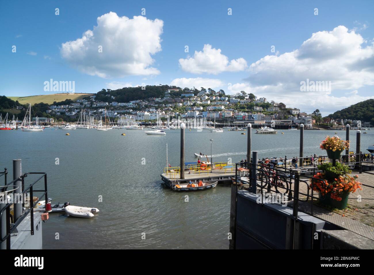 Vista da Dartmouth che guarda attraverso il fiume Dart verso Kingswear, South Hams, Devon, Inghilterra, Regno Unito Foto Stock